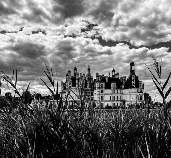 フランスのユネスコ世界遺産ロワール渓谷のシャトー シャンボールの劇的な黒と白の景色 — ストック写真