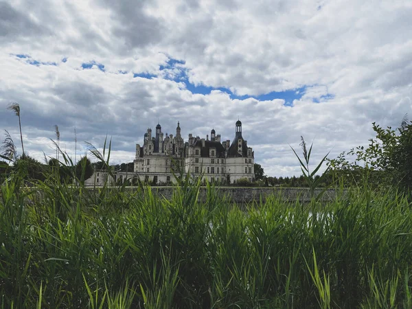 フランスのユネスコ世界遺産ロワール渓谷のシャトー シャンボールの曇り空の景色 野生の草の上 — ストック写真