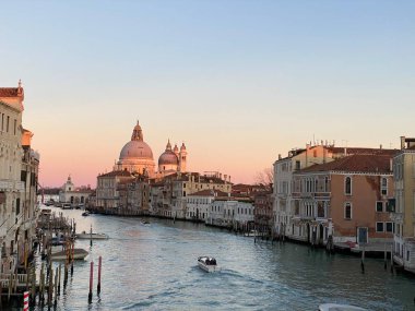 İtalya, Venedik 'teki Ponte dell' Accademia 'dan Büyük Kanal ve Santa Maria della Salute manzarası