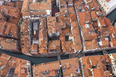 Venedik, İtalya 'daki Venedik çatılarının üst manzarası.