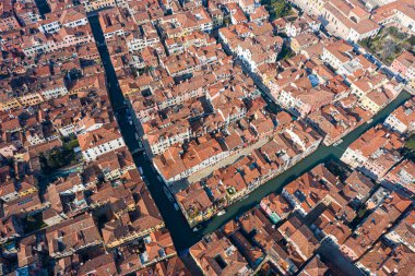 Venedik, İtalya 'daki Venedik çatılarının üst manzarası.