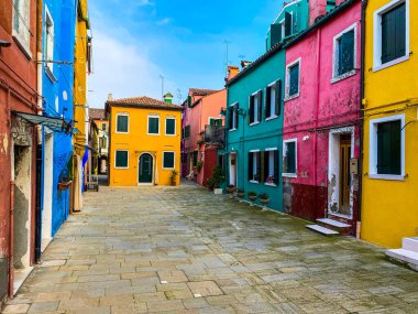 Burano Adası, Venedik, İtalya 'da küçük geleneksel bir meydanda renkli evler 
