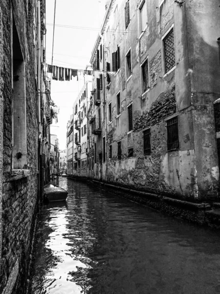 Живописная Улочка Канала Венеции Лодкой Сушильной Одеждой Солнце — стоковое фото