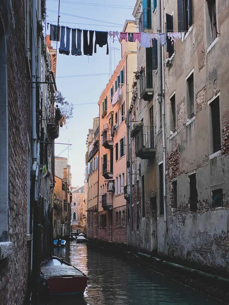 Γραφικό Μικρό Δρόμο Κανάλι Στη Βενετία Μια Βάρκα Και Ρούχα — Φωτογραφία Αρχείου