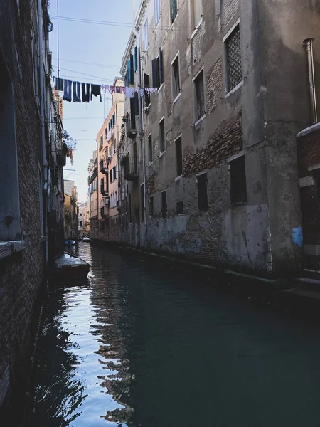 Rua Pitoresca Canal Pequeno Veneza Com Barco Roupas Secando Sol — Fotografia de Stock