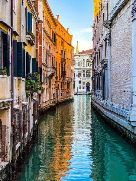 Petit Canal Venise Italie Avec Balcon Reflet Ciel Bleu Sur — Photo