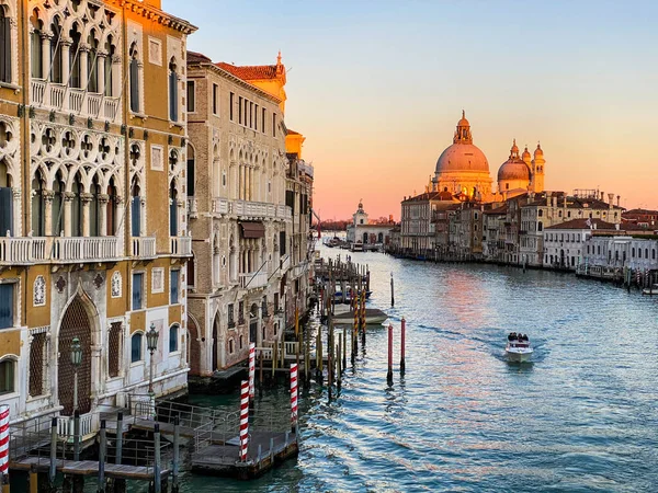 意大利威尼斯Ponte Dell Accademia的大运河和大教堂Santa Maria Della Salute景观 — 图库照片