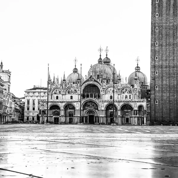 危机期间的圣马可大教堂和荒废的圣马可广场 — 图库照片