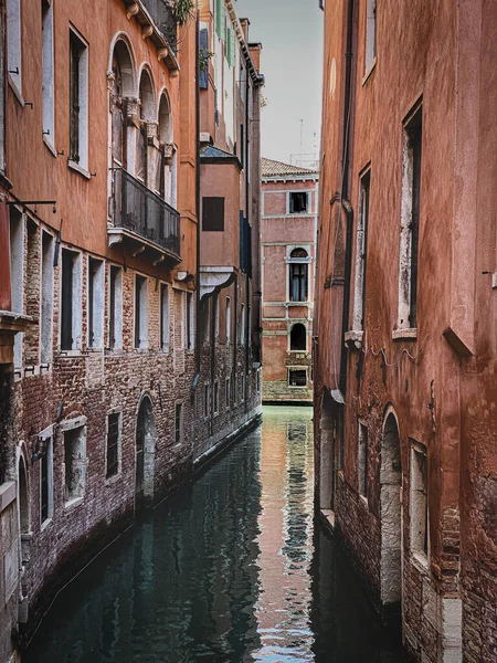 Kolorowe Zdjęcie Małej Uliczki Pełnej Linii Powieszenia Prania Wenecji Włoszech — Zdjęcie stockowe
