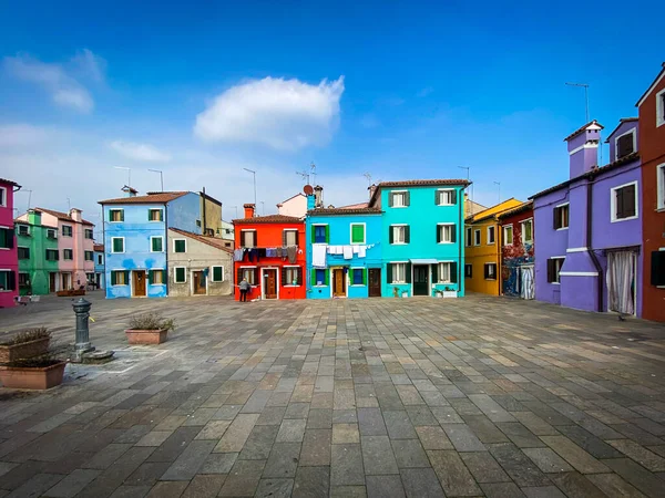 Casas Coloridas Uma Pequena Praça Tradicional Ilha Burano Veneza Itália — Fotografia de Stock