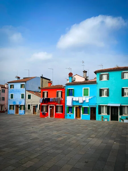 Casas Coloridas Uma Pequena Praça Tradicional Ilha Burano Veneza Itália — Fotografia de Stock