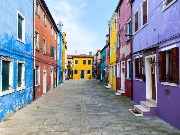 Casas Coloridas Uma Pequena Praça Tradicional Ilha Burano Veneza Itália — Fotografia de Stock