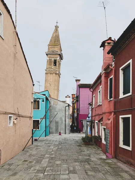 Casas Coloridas Uma Pequena Rua Tradicional Com Topo Uma Igreja — Fotografia de Stock