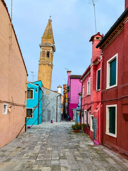 Casas Coloridas Uma Pequena Rua Tradicional Com Topo Uma Igreja — Fotografia de Stock