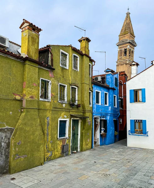 Colorful Houses Small Traditional Street Top Church Leaning Burano Island — Stock Photo, Image