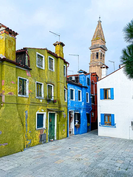 Casas Coloridas Uma Pequena Rua Tradicional Com Topo Uma Igreja — Fotografia de Stock