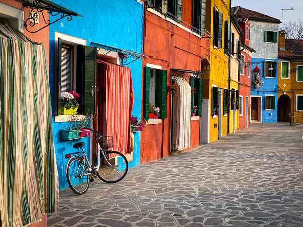 Bicicleta Colocada Fachada Una Casa Multicolor Isla Burano Venecia — Foto de Stock