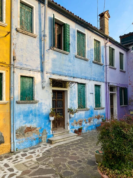 Venedik Talya Daki Burano Adasında Küçük Bir Meydanda Çok Renkli — Stok fotoğraf