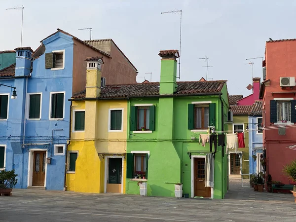 Casas Multicoloridas Uma Pequena Praça Ilha Burano Veneza Itália — Fotografia de Stock