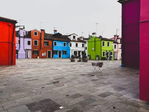 Casas Coloridas Uma Pequena Praça Tradicional Ilha Burano Veneza Itália — Fotografia de Stock