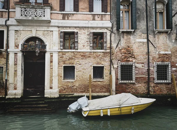 Boční Pohled Žlutou Loď Kotvící Před Starým Červenými Cihlami Benátský — Stock fotografie