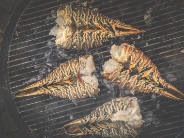 Bahçe ızgarasında kızartılmış ıstakozlar.