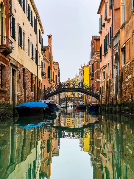 Barcos Atracando Cerca Hermoso Puente Pequeño Venecia — Foto de Stock