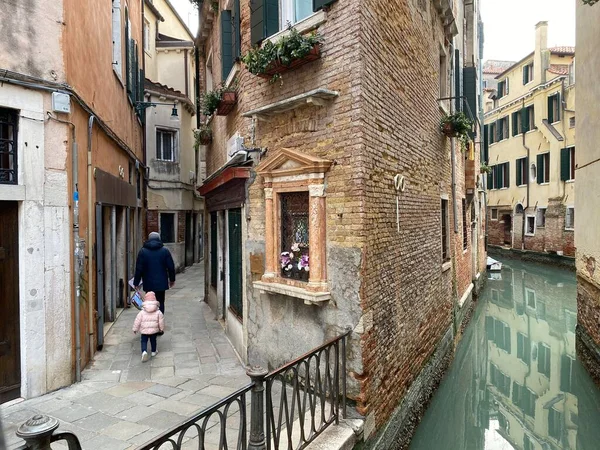 Visão Traseira Pessoas Passeando Cão Uma Rua Veneza — Fotografia de Stock