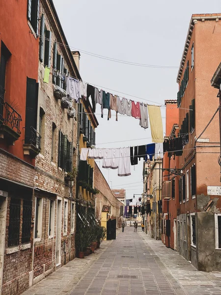 Colorida Calle Sin Salida Venecia Con Montón Ropa Colgando Para — Foto de Stock