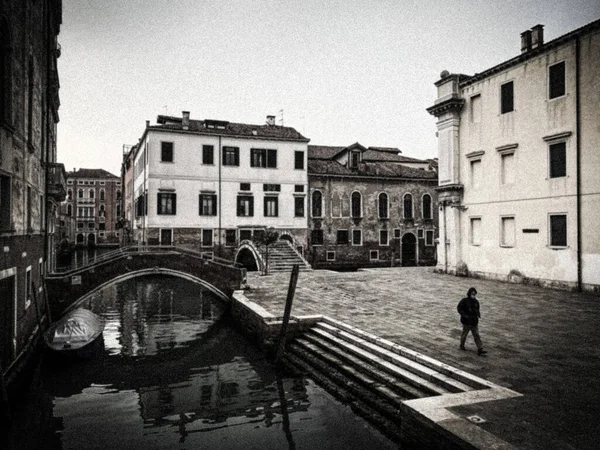 Une Personne Méconnaissable Portant Masque Marchant Sur Une Place Venise — Photo