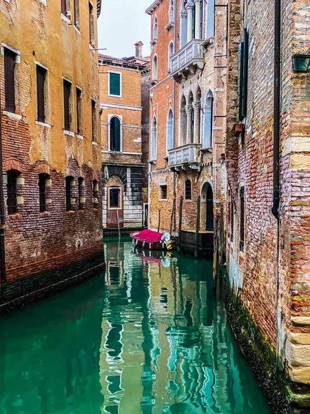 Hermosos Reflejos Agua Pequeño Canal Venecia Italia — Foto de Stock