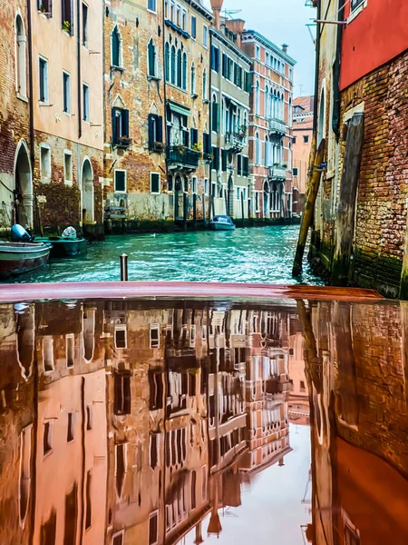 Maisons Réflexions Sur Capot Bois Verni Ponton Bateau Taxi Dans — Photo