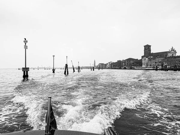Pohled Lagunu Lodního Taxi Které Sebou Nechává Benátky — Stock fotografie