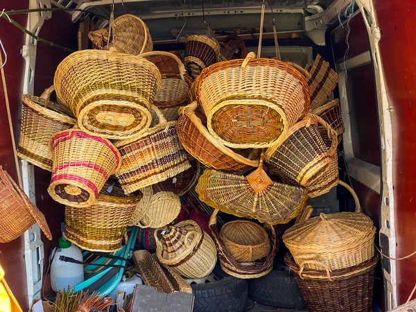 Wicker Basket Van Artisan Going Sell Them Craft Market Avioth — Stock Photo, Image