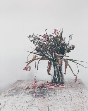 berrak cam bir vazoda solmuş çiçek buketi, vintage filtrelenmiş