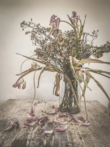 Zwiędłe Kwiaty Bukiet Przezroczysty Szklany Wazon Vintage Filtrowane — Zdjęcie stockowe