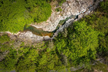 GR 70 'teki Malzac nehrinin üst manzarası, Robert Louis Stevenson Patikası, Cassagnas, Cevennes, Fransa