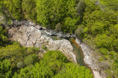 GR 70 'teki Malzac nehrinin üst manzarası, Robert Louis Stevenson Patikası, Cassagnas, Cevennes, Fransa