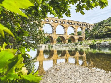Roma su kemeri yeşillik, Pont-du-Gard, Languedoc-Roussillon Fransa