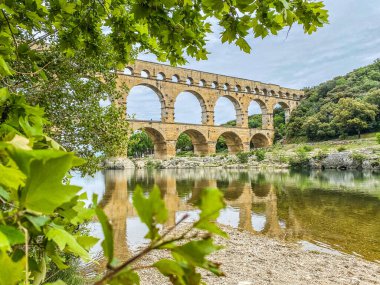 Roma su kemeri yeşillik, Pont-du-Gard, Languedoc-Roussillon Fransa