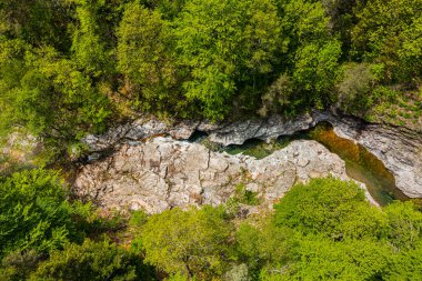 GR 70 'teki Malzac nehrinin üst manzarası, Robert Louis Stevenson Patikası, Cassagnas, Cevennes, Fransa
