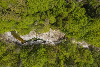 GR 70 'teki Malzac nehrinin üst manzarası, Robert Louis Stevenson Patikası, Cassagnas, Cevennes, Fransa