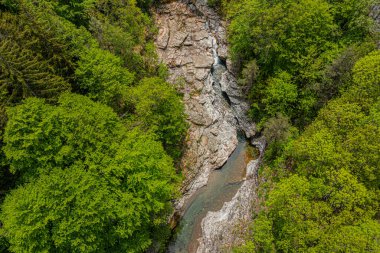 GR 70 'teki Malzac nehrinin üst manzarası, Robert Louis Stevenson Patikası, Cassagnas, Cevennes, Fransa
