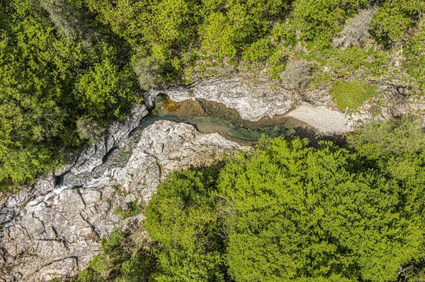 法国Cevennes Cassagnas的Robert Louis Stevenson Trail 70号上Malzac河的俯瞰 — 图库照片