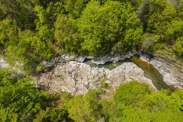 法国Cevennes Cassagnas的Robert Louis Stevenson Trail 70号上Malzac河的俯瞰 — 图库照片