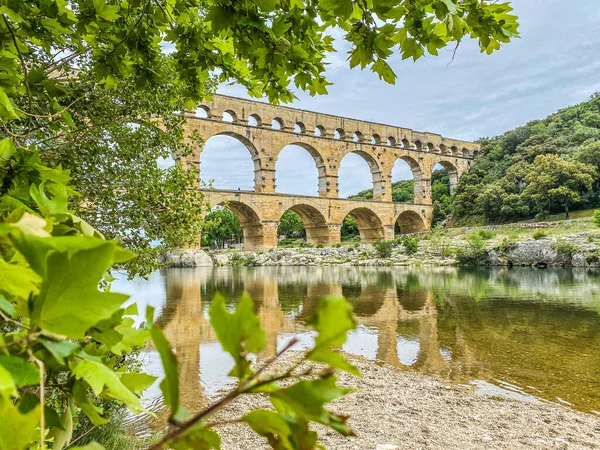 Aqueduto Romano Visto Através Folhagem Pont Gard Languedoc Roussillon França — Fotografia de Stock