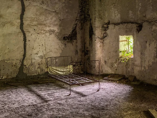 Покинута Спальня Зруйнованому Будинку Після Стихійного Лиха — стокове фото