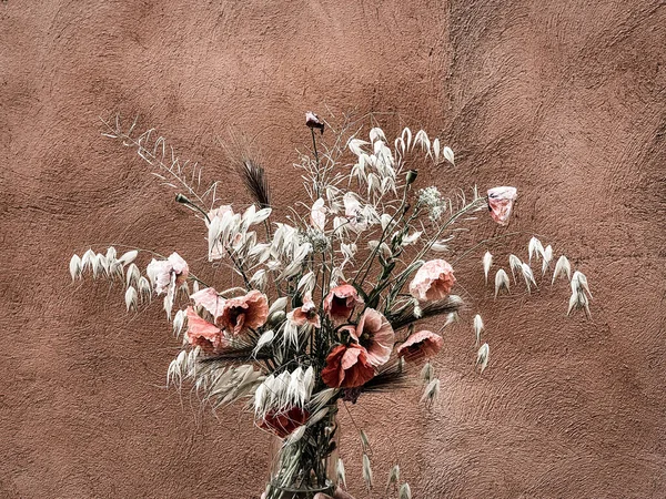 Mieszane Dzikie Kwiaty Bukiet Trawy Maki Szklanym Wazonie — Zdjęcie stockowe