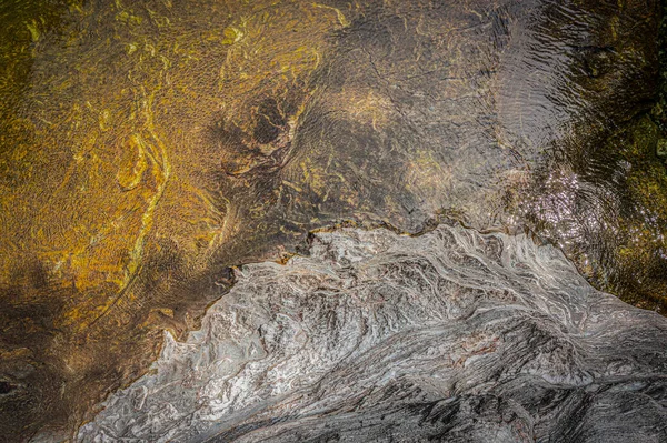 Horní Pohled Řeku Skalní Břeh Vítr Dodává Celku Vynikající Texturu — Stock fotografie