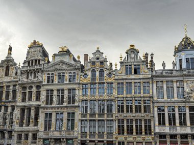 Süslü loncalar Brüksel, Belçika 'daki büyük mekânın hakimi. Şehrin zengin mimari mirasını sergiliyorlar.